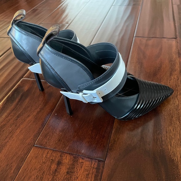 Louis Vuitton Limited Edition Heels - Only Worn Once - Picture 2 of 12